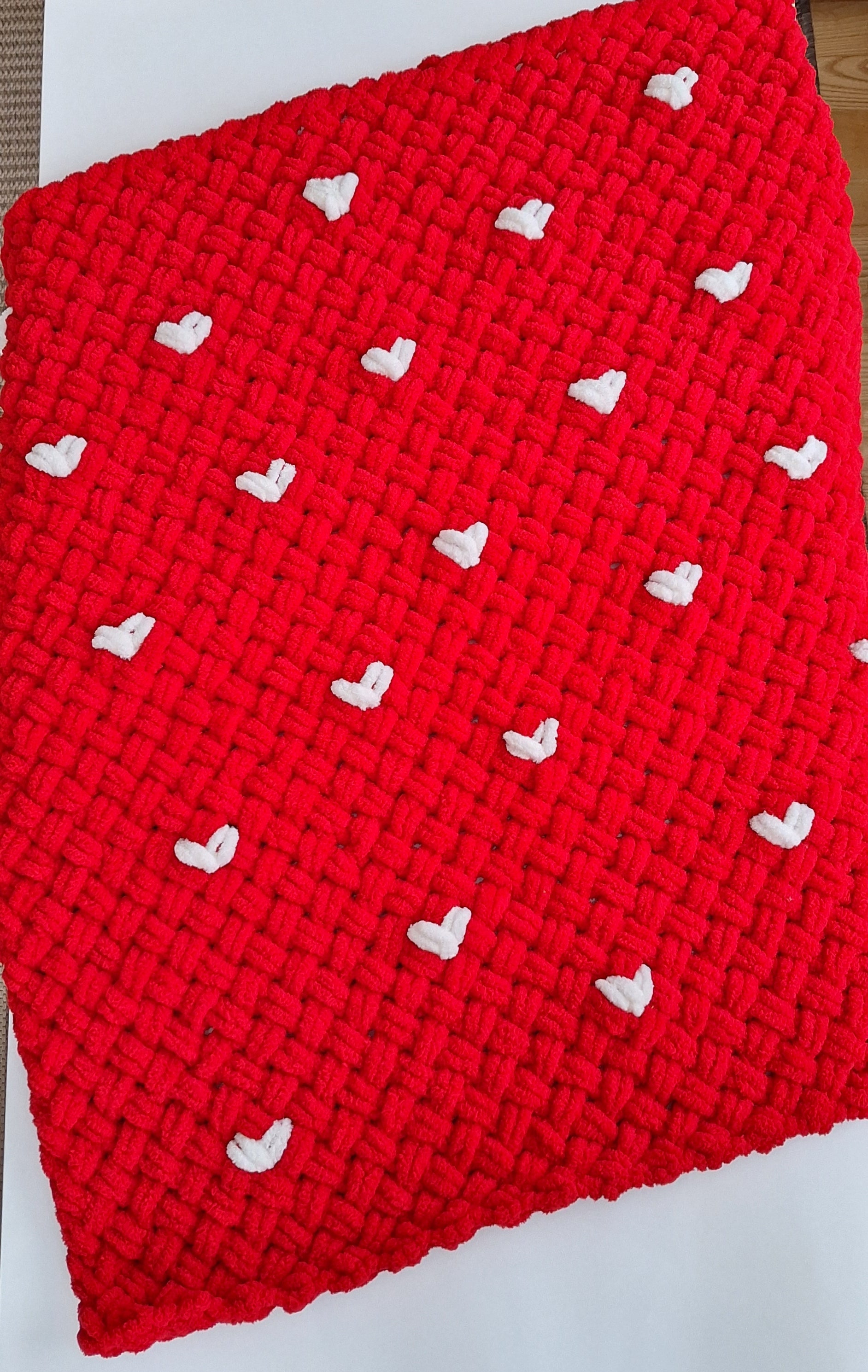 Raudonas pledukas su širdutėmis