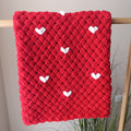 Raudonas pledukas su širdutėmis